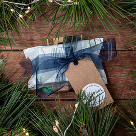 L5 Lavender and Patchouli Luxe Bar with Oatmeal + Khaki Soap Riser Gift
